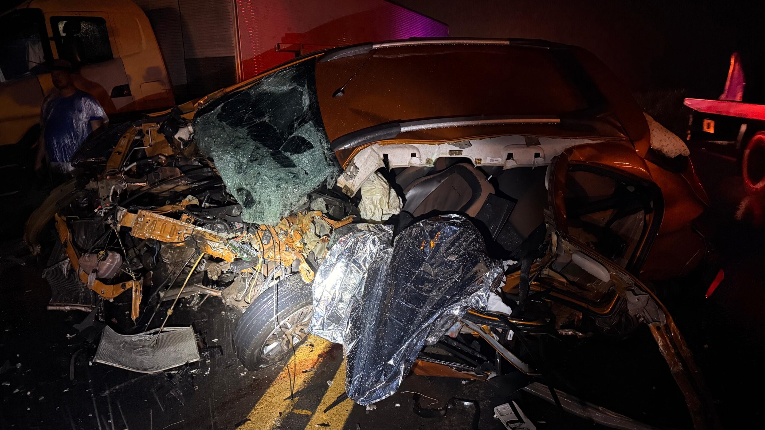Acidente entre carreta, ônibus e carro deixa uma vítima fatal na BR-365