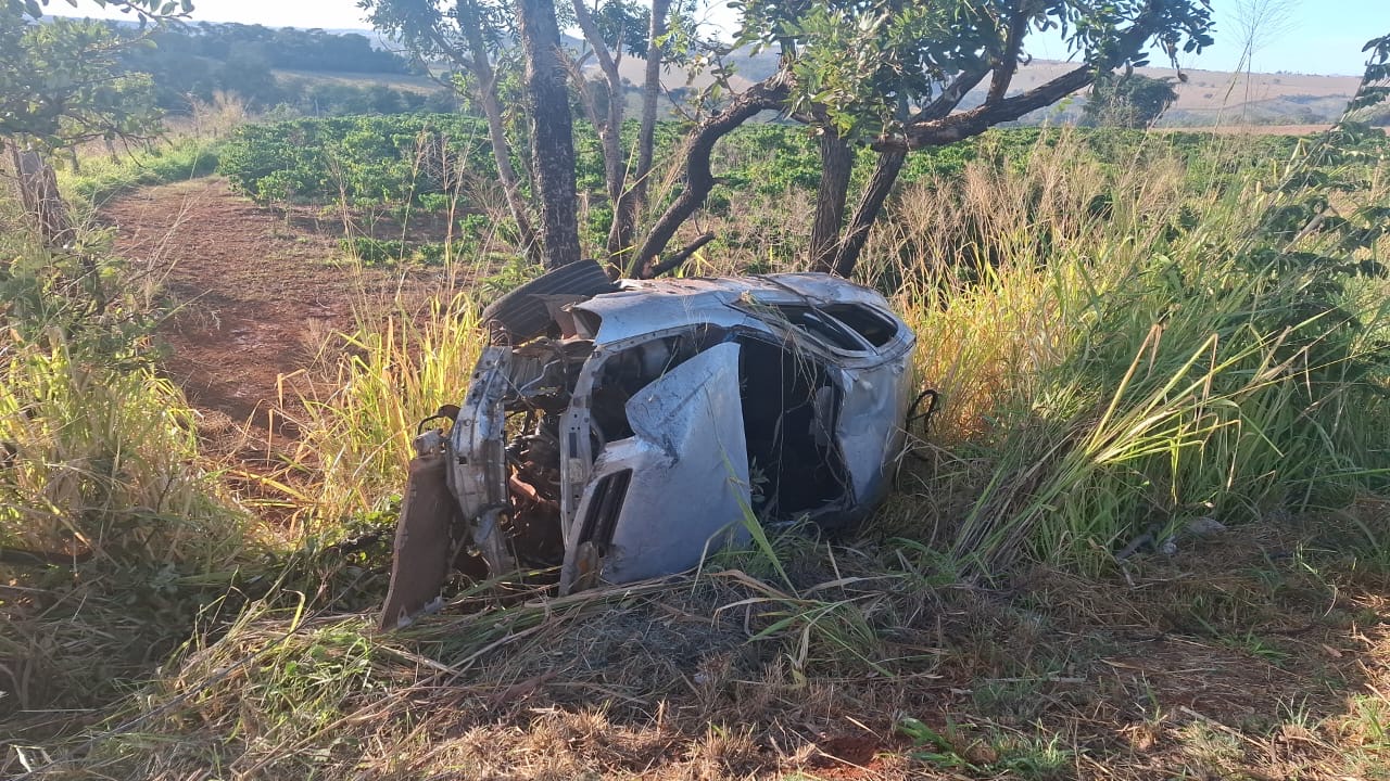 Acidente grave deixa um jovem morto e dois adolescentes feridos na BR-352, em Abadia dos Dourados