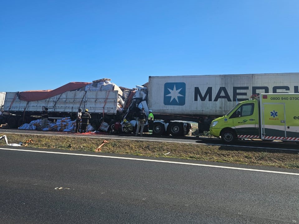 Acidente grave entre carretas interdita trecho da BR-050 próximo a Araguari