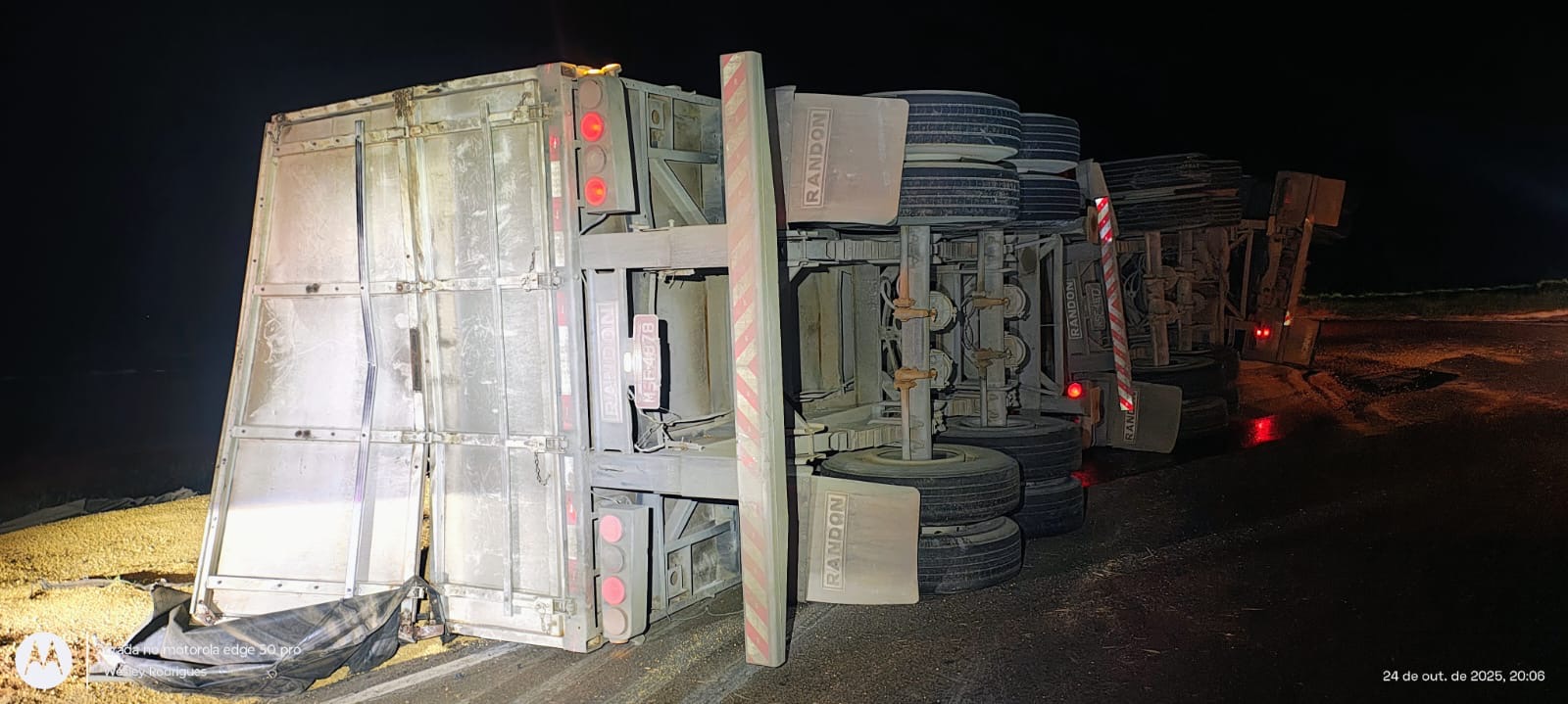 Alcoolizado, motorista atravessa trevo e tomba carreta, em Monte Carmelo