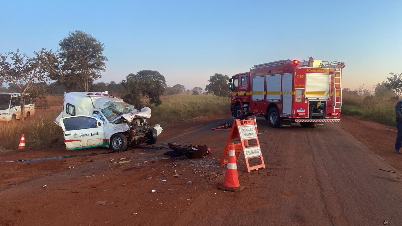 Ambulância bate de frente com carreta e 3 pessoas morrem