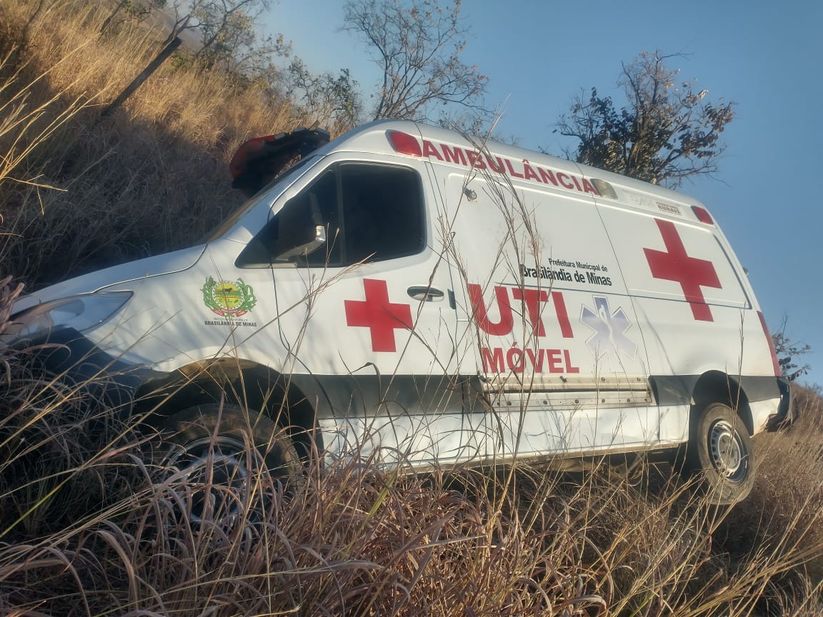 Ambulância que levava paciente para Patos de Minas sofre acidente durante a madrugada; ninguém se feriu