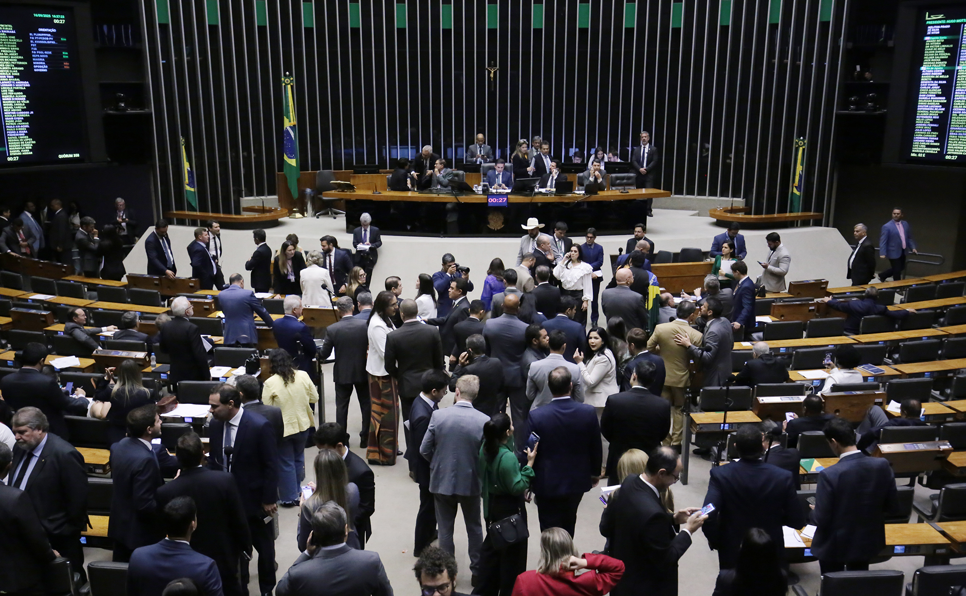 Ana Paula Leão, Greyce Elias e Zé Vitor: deputados da região votam a favor da PEC da Blindagem