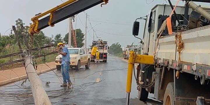 Após meses de descaso, Cemig retira poste do meio de avenida em Monte Carmelo