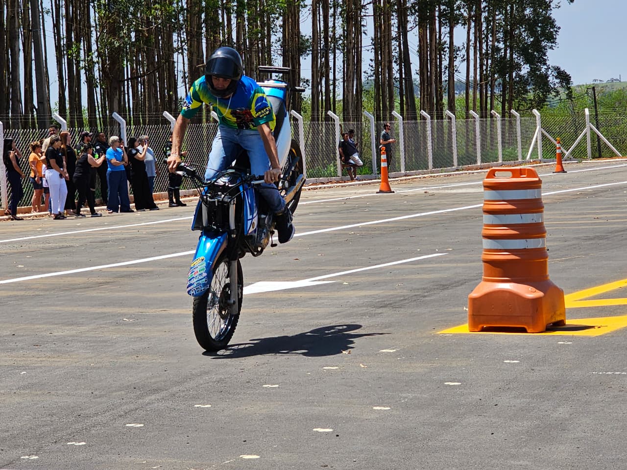 Araxá inaugura polêmica pista de grau e espaço multiuso para motos e som automotivo