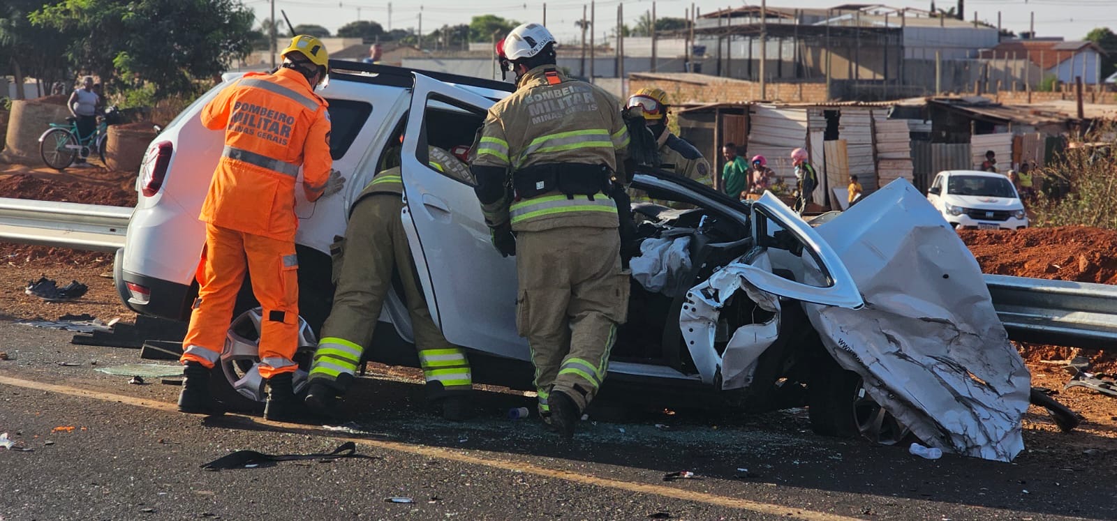 Batida frontal entre carro e caminhão deixa motorista morto e passageiro gravemente ferido, em rodovia de Uberlândia