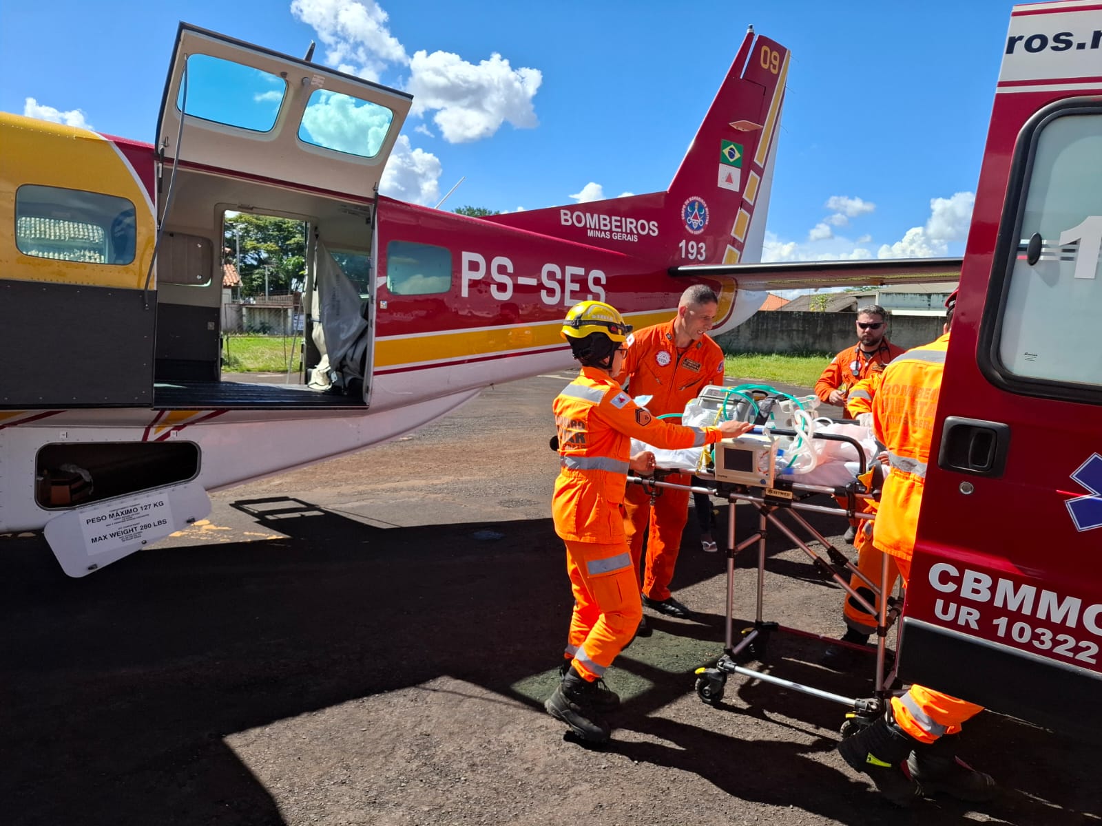 Bebê de 9 meses é transportado de avião do Corpo de Bombeiros para receber tratamento urgente em Araguari