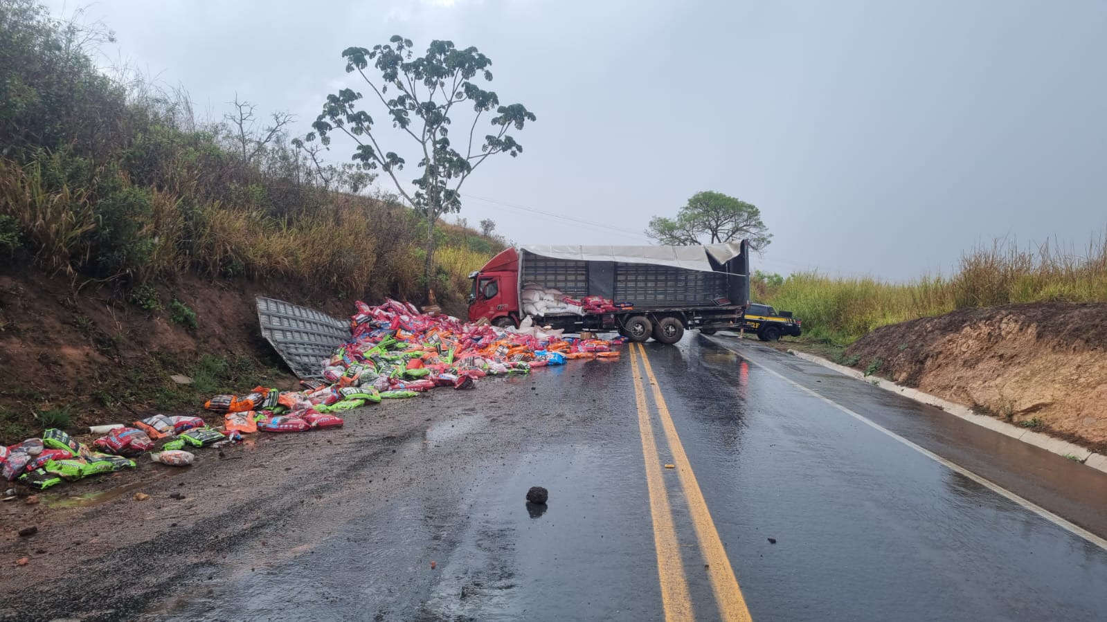 BR-365 registra três acidentes no intervalo de 10 minutos após chuva forte em Patos de Minas