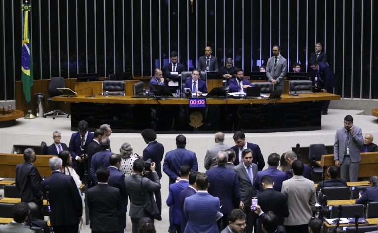 Câmara aprova PL que simplifica regras para licenciamento ambiental