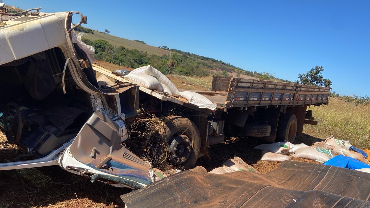 Caminhão carregado com ração capota na LMG-746 em Grupiara; uma pessoa morre e outra fica gravemente ferida