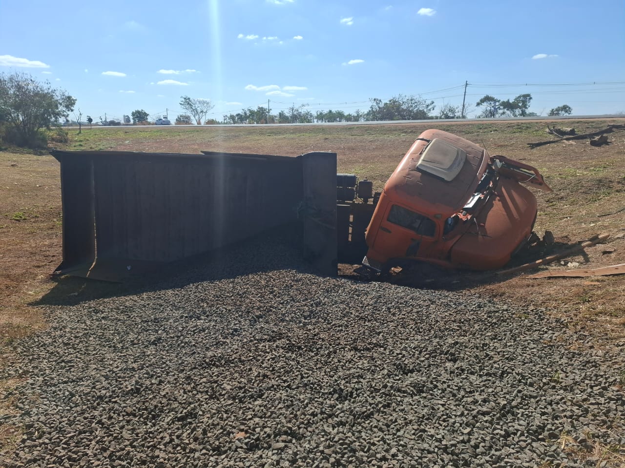 Caminhão carregado de brita tomba após pneu estourar na MGC-452, em Uberlândia