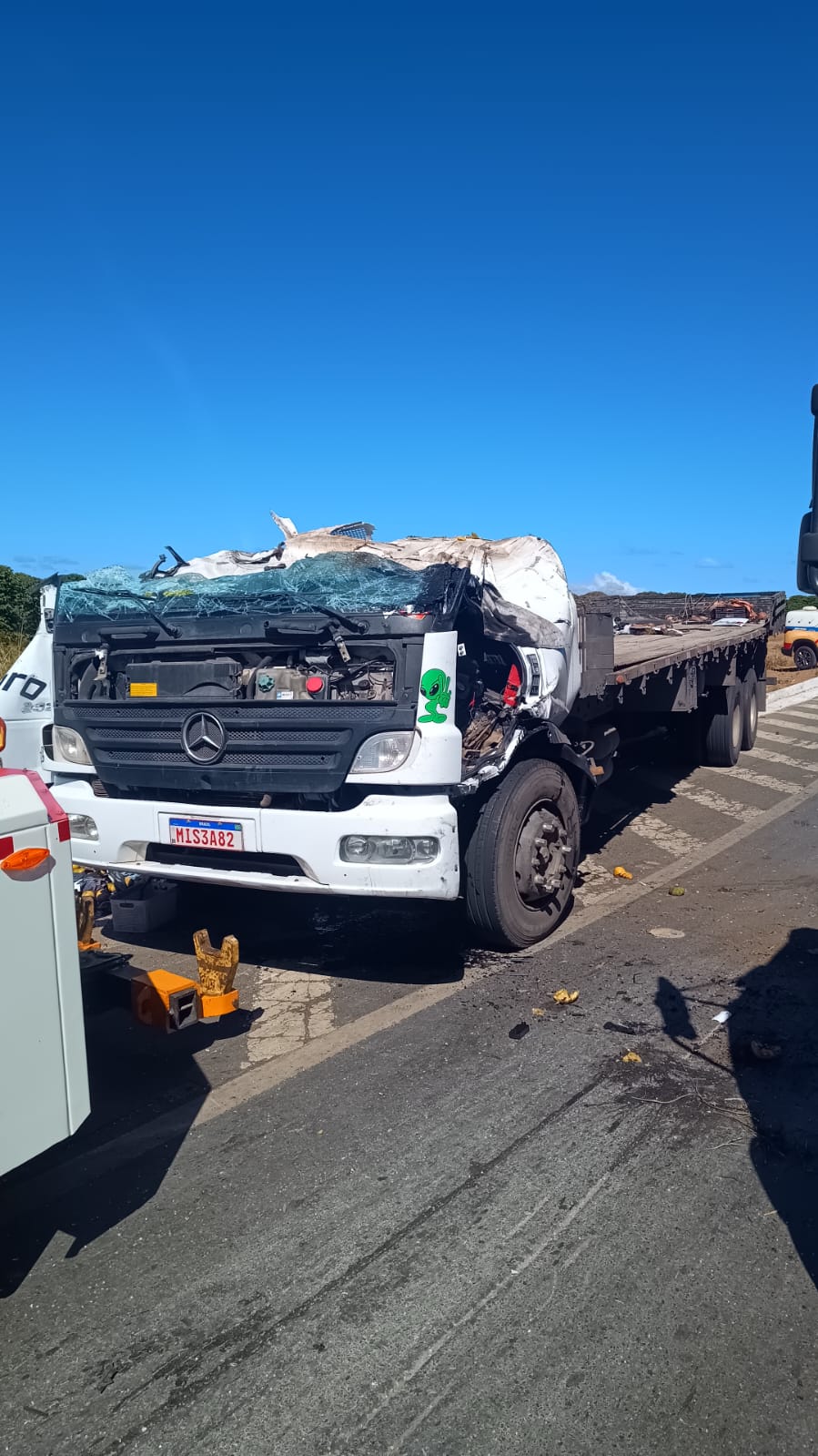 Caminhão carregado de mexerica capota em Patrocínio; motorista morre no acidente