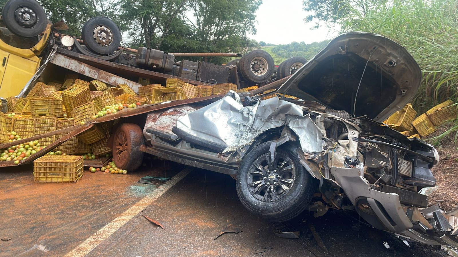 Caminhão carregado de tomates capota e destrói caminhonete na BR-352 em Patos de Minas