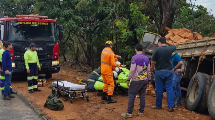 Bombeiros e equipe da concessionária realizam resgate às vítimas