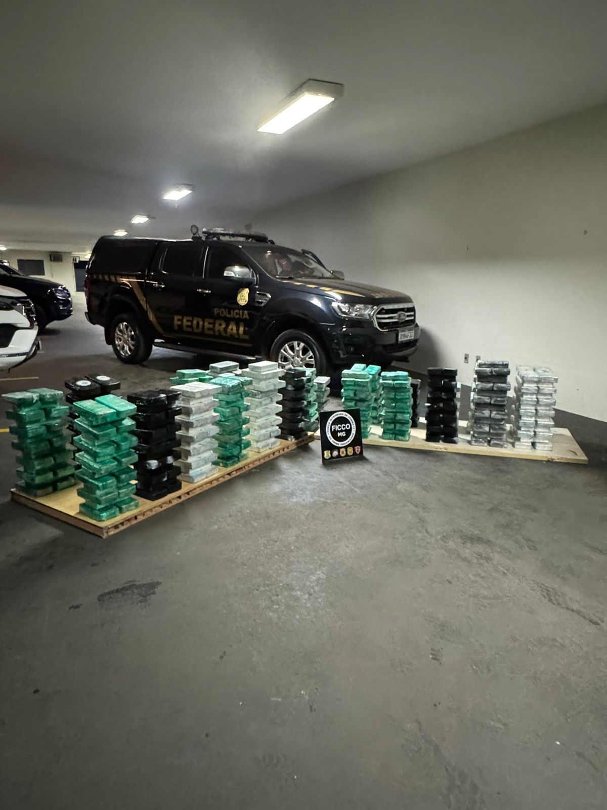 Caminhão com 420 kg de cocaína escondido em carga de minério é apreendido em Uberlândia