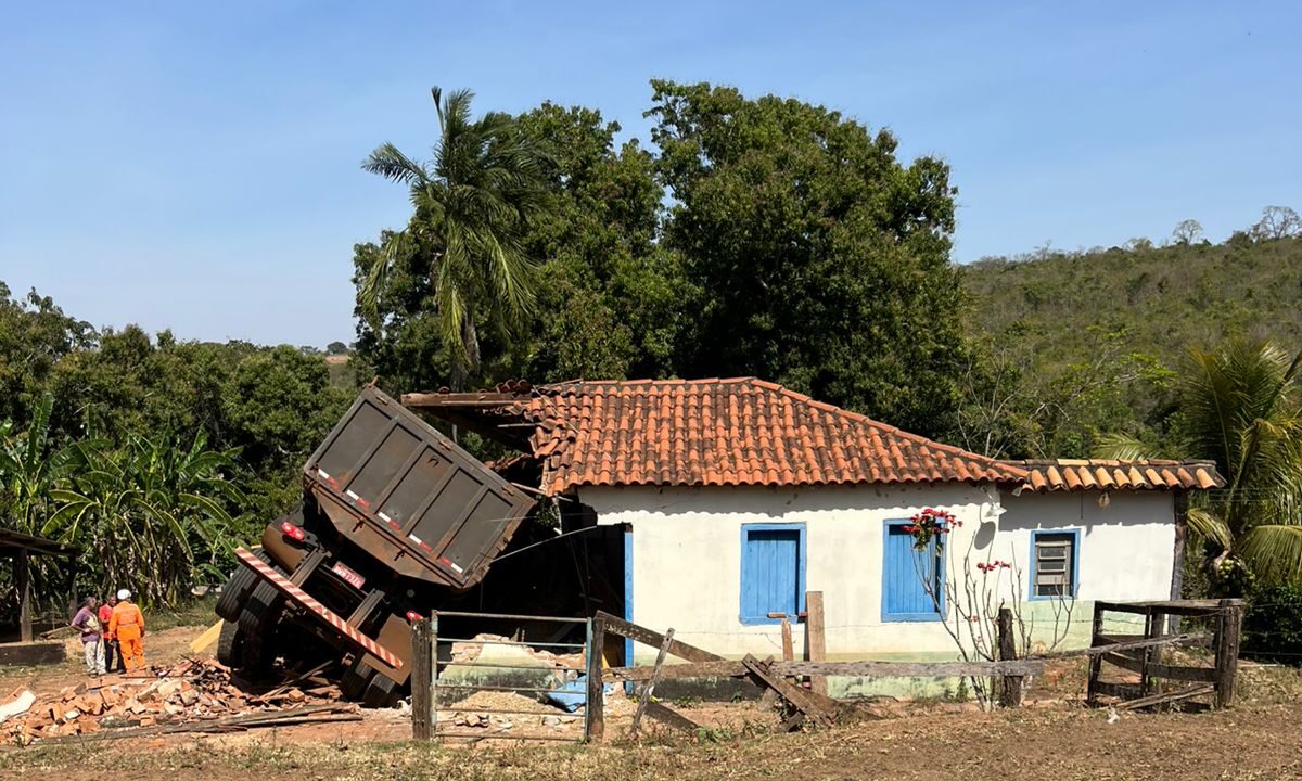 Caminhão desgovernado atinge casa e deixa idosa ferida em fazenda de Araguari