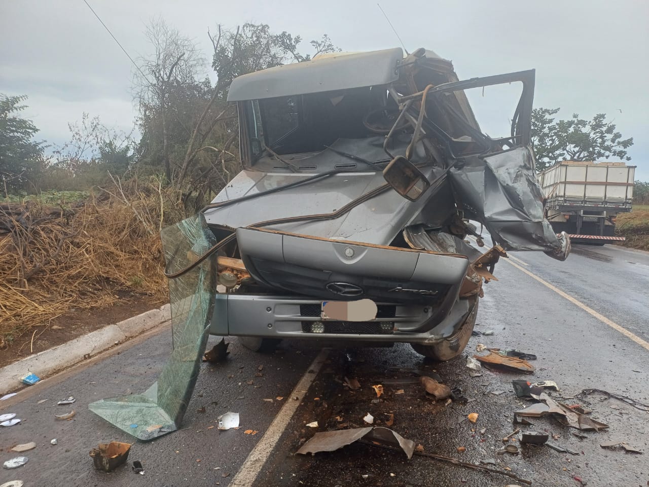 Caminhão perde controle, invade pista contrária e deixa dois feridos na BR-352 em Carmo do Paranaíba
