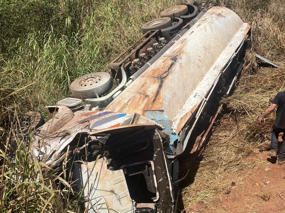 Caminhão-tanque carregado com diesel tomba na BR-050, em Araguari