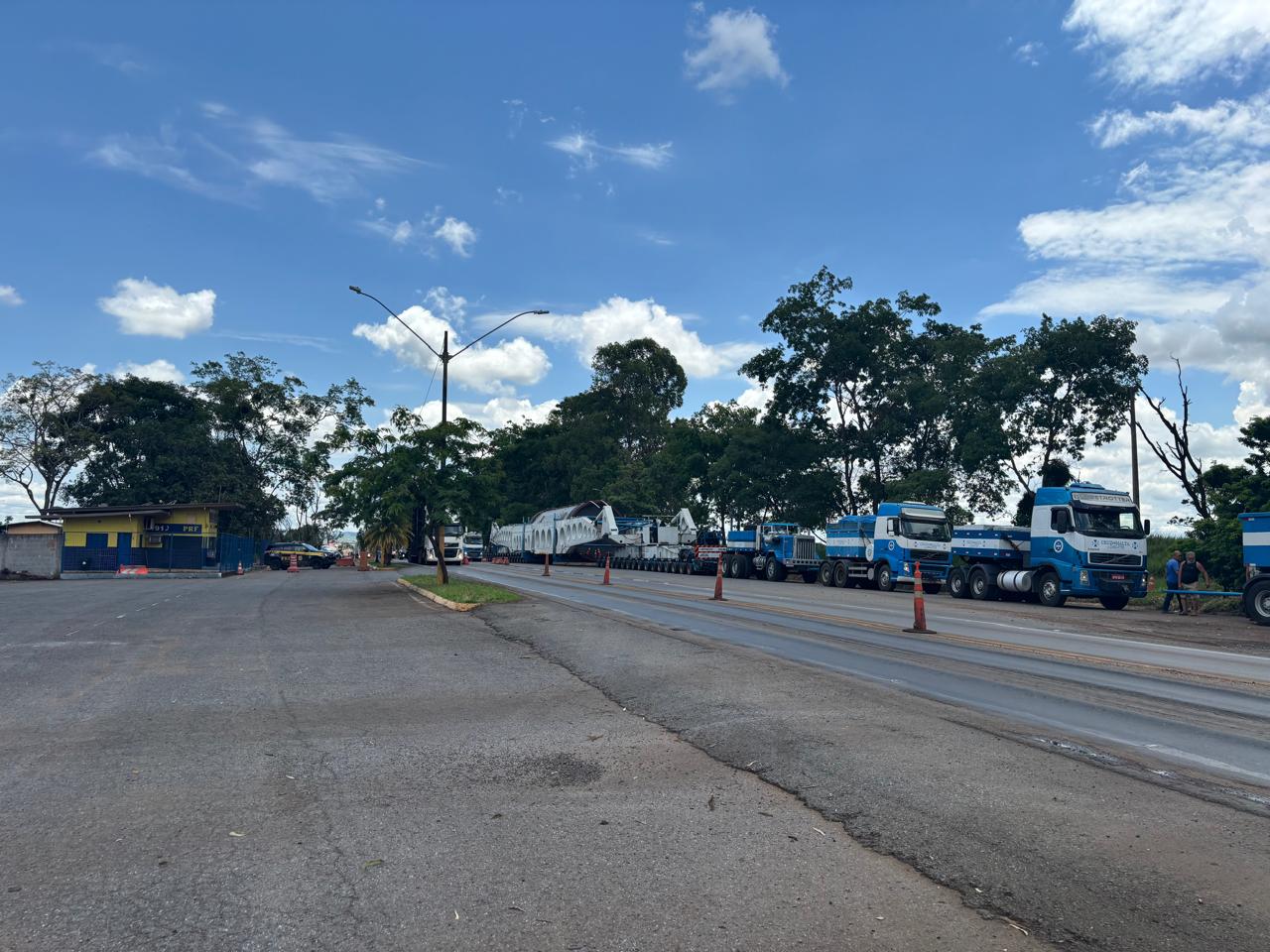 Carreta com supercarga faz pausa em Patos de Minas e retoma viagem rumo a Uberlândia nesta quarta