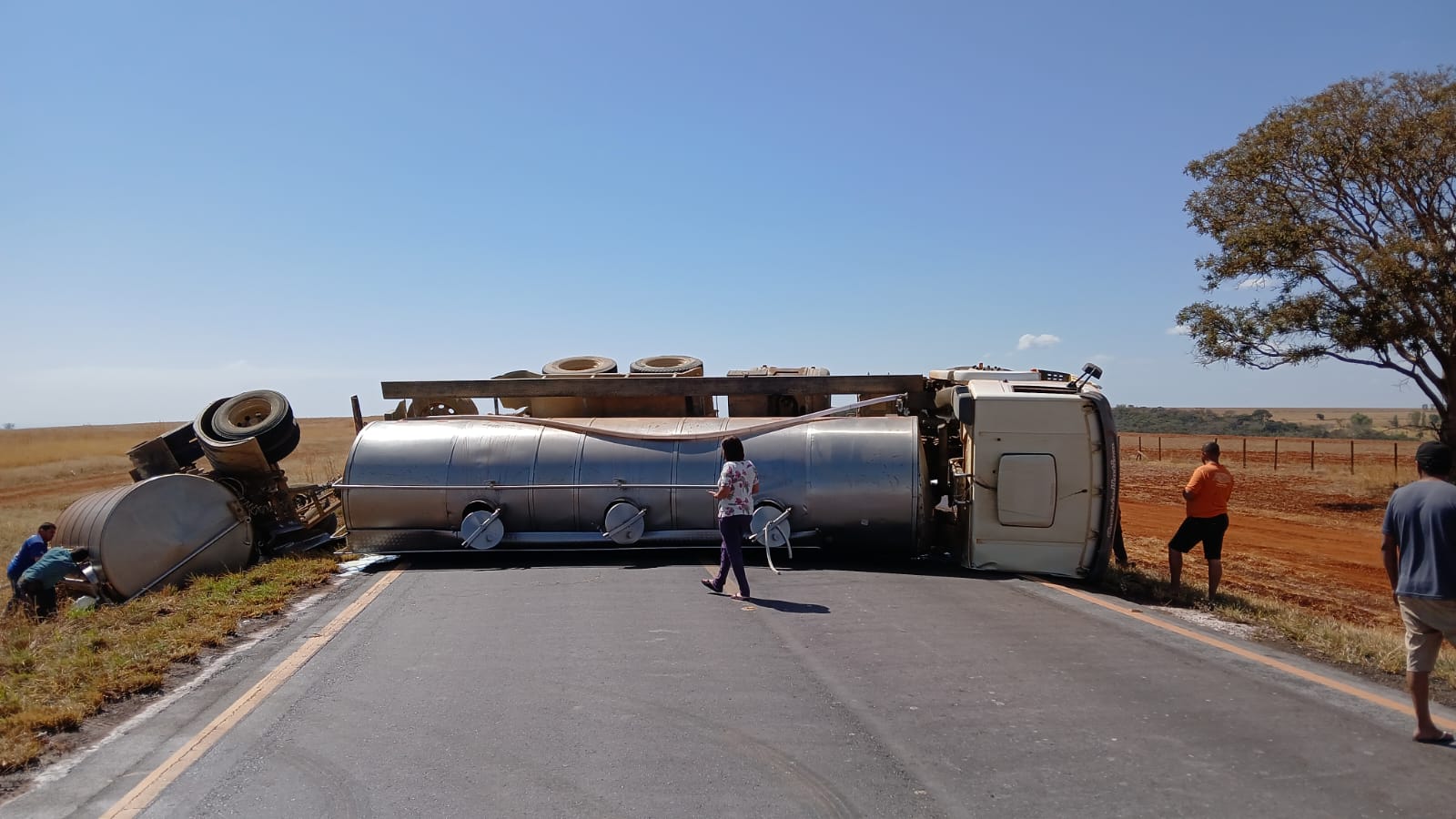 Carreta tomba na Rodovia MG-410 e fica atravessada na pista, em Presidente Olegário