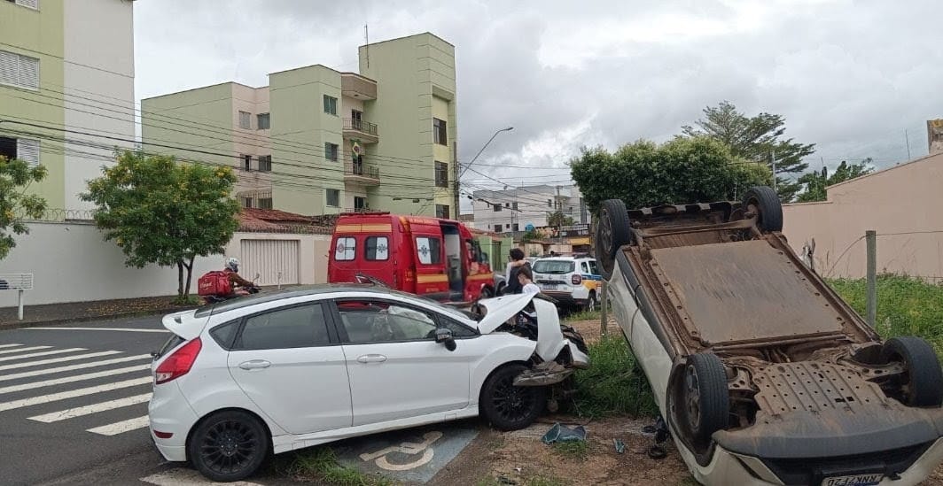 Carro elétrico capota após colisão e deixa dois idosos feridos em Uberlândia