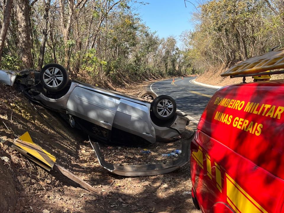 Carro que seguia para Caldas Novas capota em Araguari e deixa 5 feridos