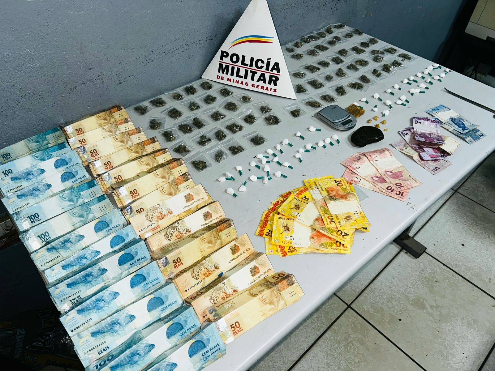 Casal é preso por tráfico de drogas em operação da PM no bairro Nossa Senhora Aparecida, em Patos de Minas