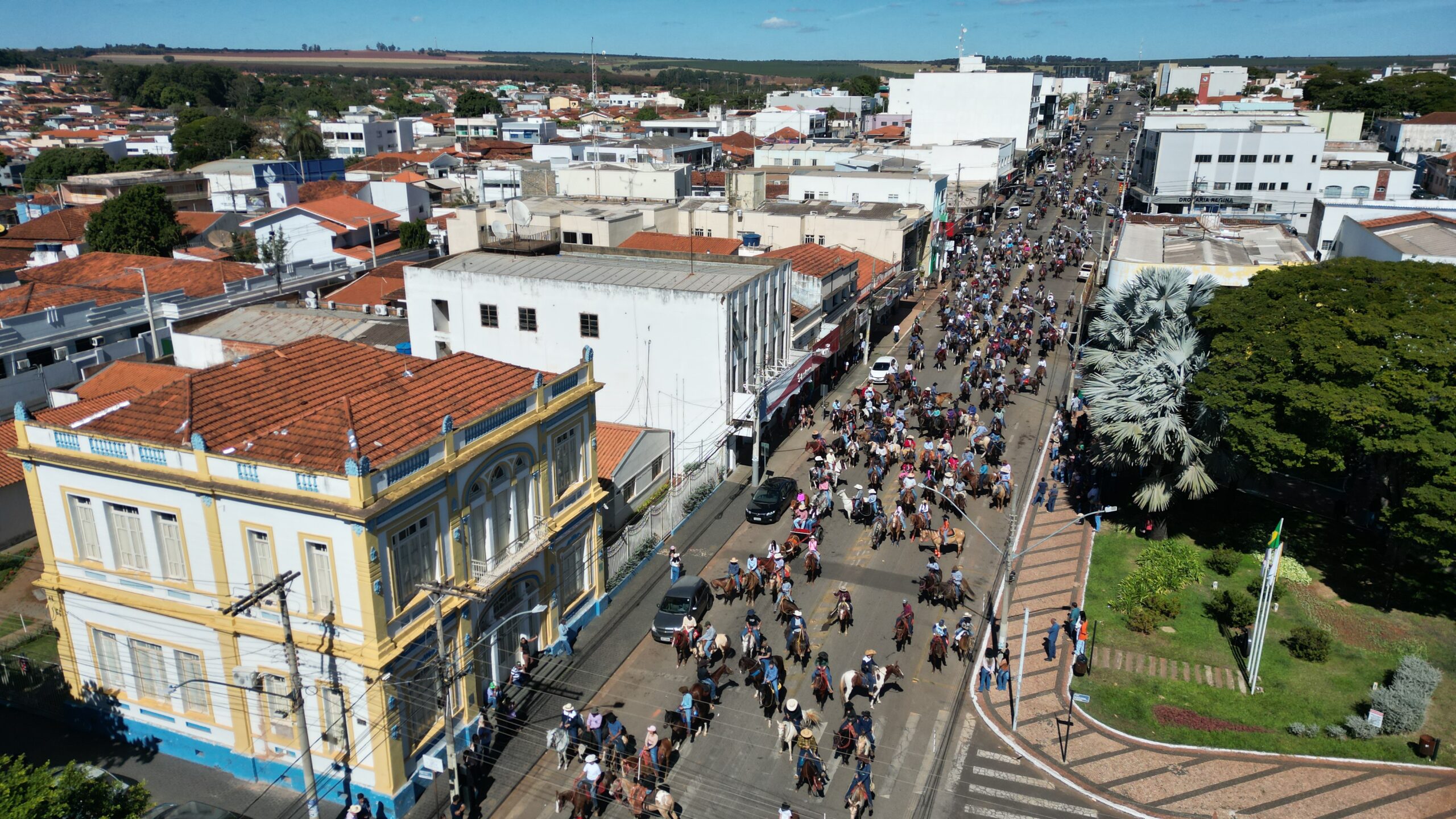 Cavalgada e desfile de carros de boi marcam o domingo em Monte Carmelo e abrem as celebrações da Expomonte 2025