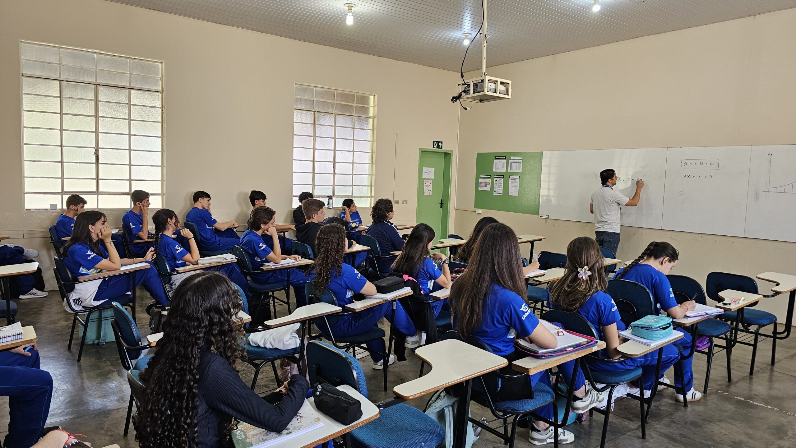 Celular em sala de aula: veja como a região está lidando com a nova lei que proíbe o uso