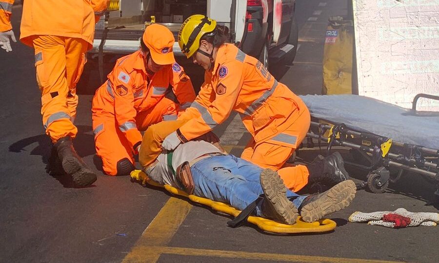 Ciclista de 62 anos fica ferido após ser atingido por caminhão em Araguari; motorista fugiu sem prestar socorro