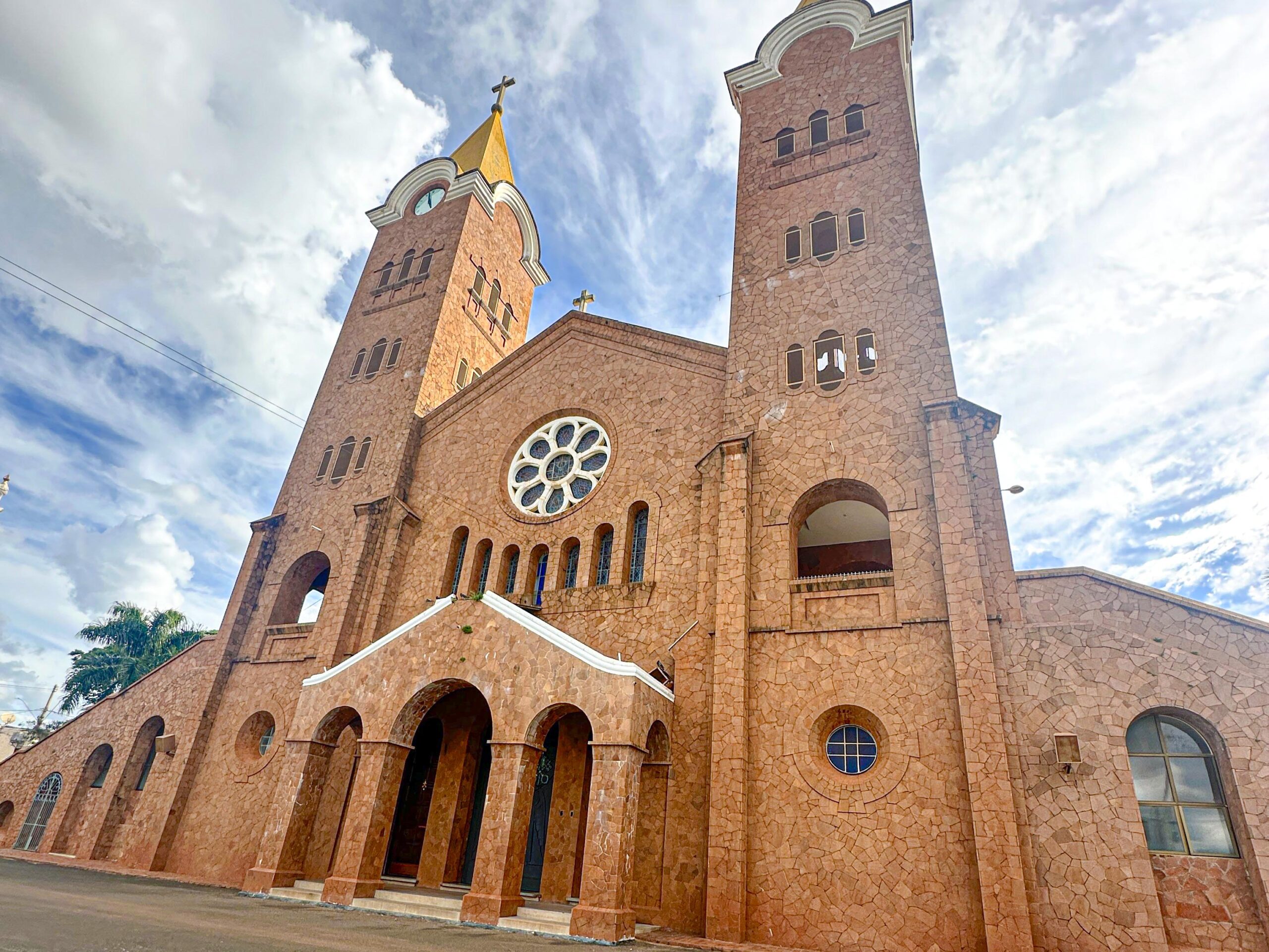 Cidades com tradição católica, Romaria e Abadia dos Dourados registram queda no número de fiéis, aponta Censo 2022