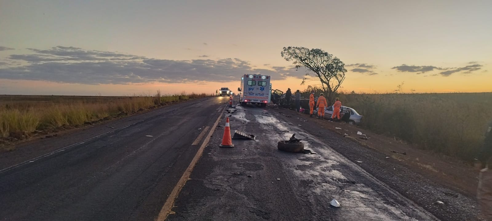 Colisão com três veículos deixa 12 feridos e interdita BR-262, em Sacramento