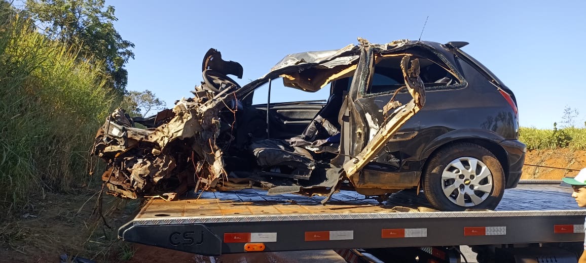 Colisão frontal entre carro e caminhão deixa uma pessoa morta na BR-365, em Patos de Minas