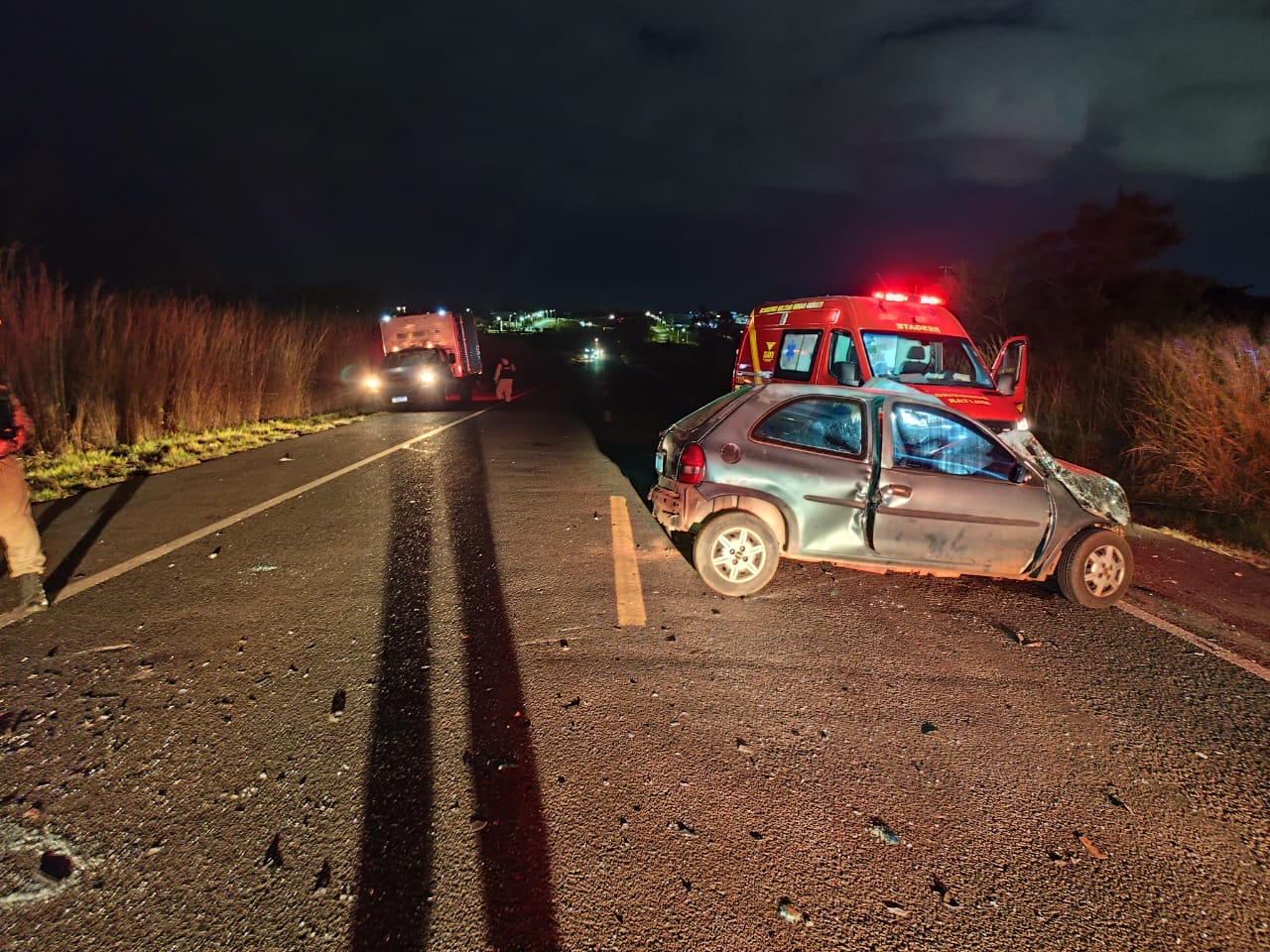 Colisão frontal entre Corsa e Ônix deixa dois feridos na BR-050, em Uberlândia