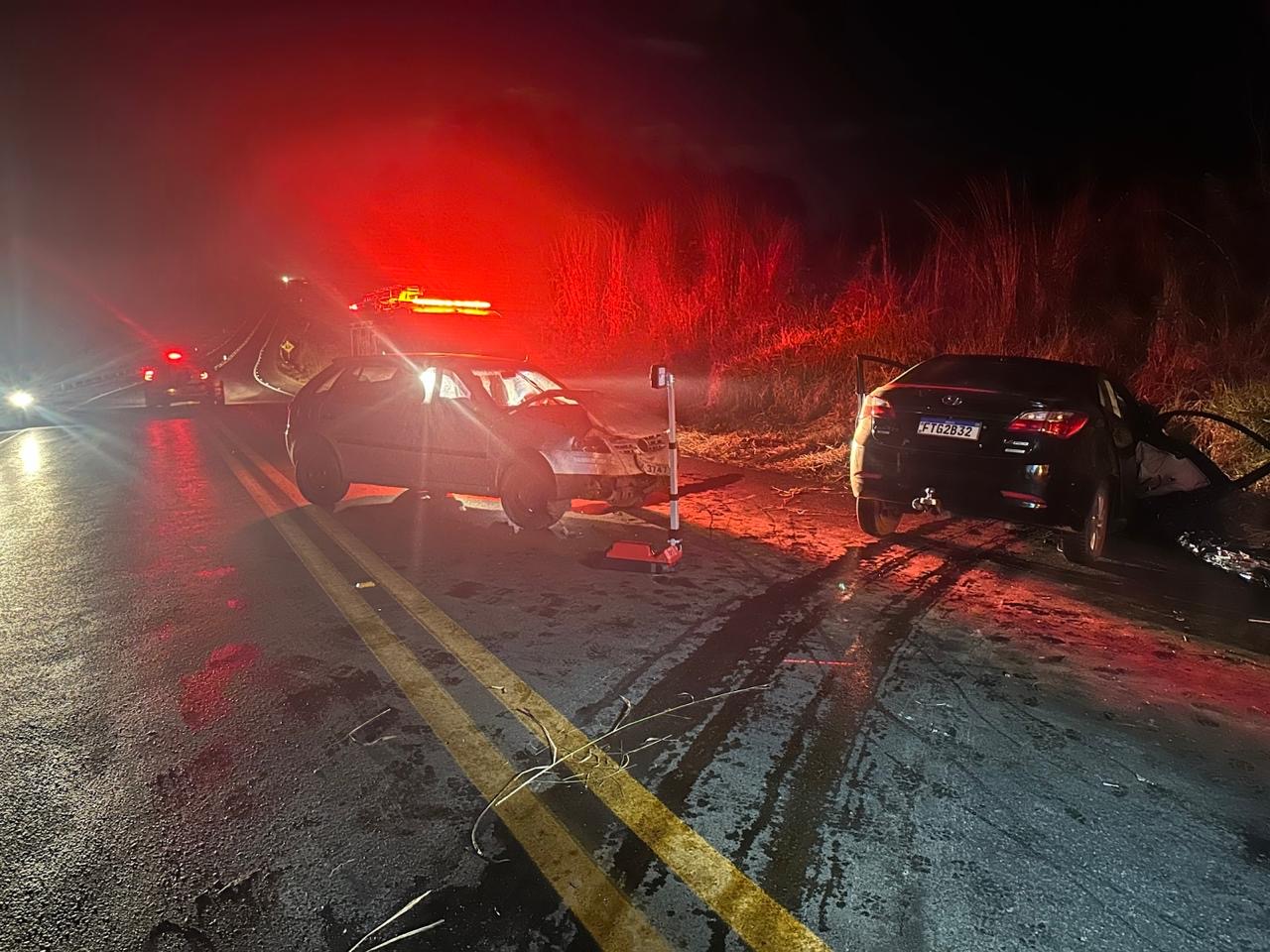 Colisão frontal entre três carros deixa dois jovens mortos na BR-352