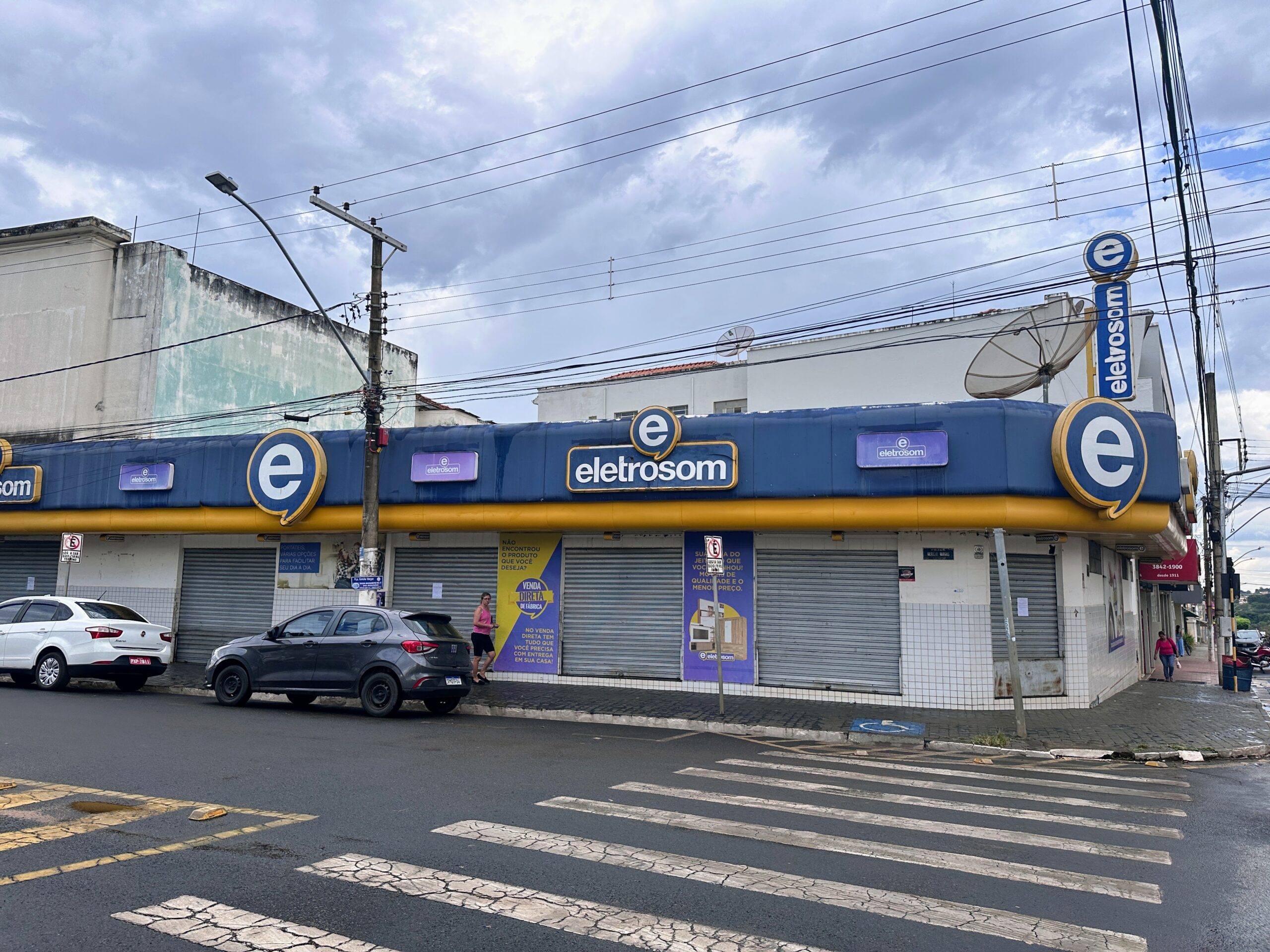 Com falência decretada, Eletrosom tem loja lacrada em Monte Carmelo