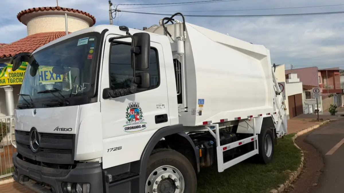 Coromandel reforça coleta de lixo com aquisição de novo caminhão compactador