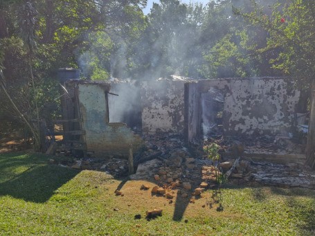 Corpo carbonizado é encontrado após incêndio em residência na zona rural de Abadia dos Dourados
