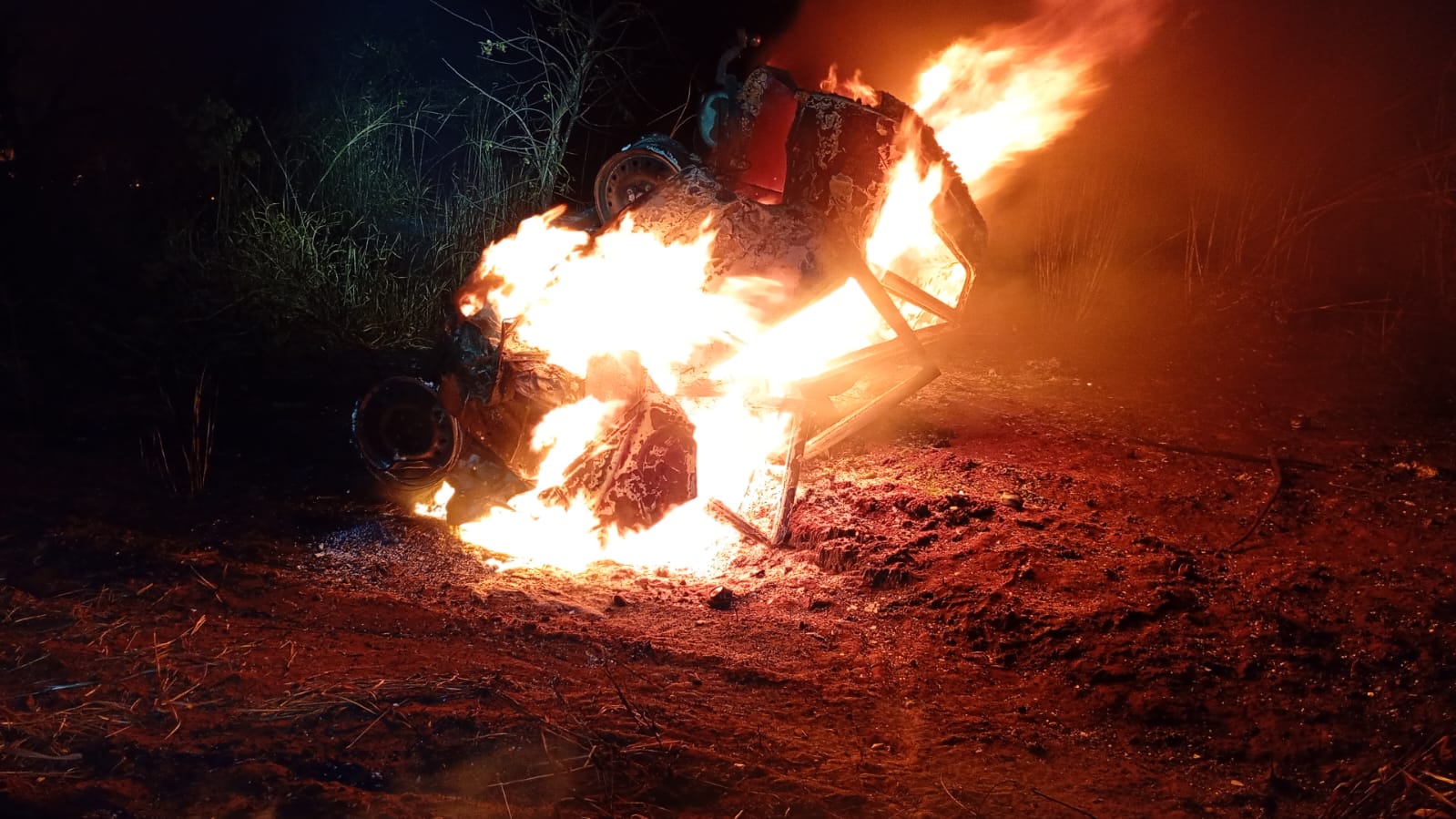 Criança e quatro adultos morrem após carro ser atingido por carreta e pegar fogo na MGC-497