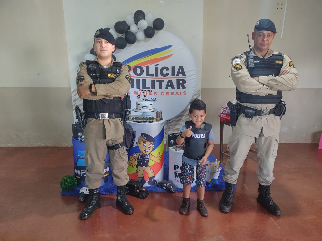 Criança fã da Polícia Militar comemora aniversário com presença de policiais em Monte Carmelo