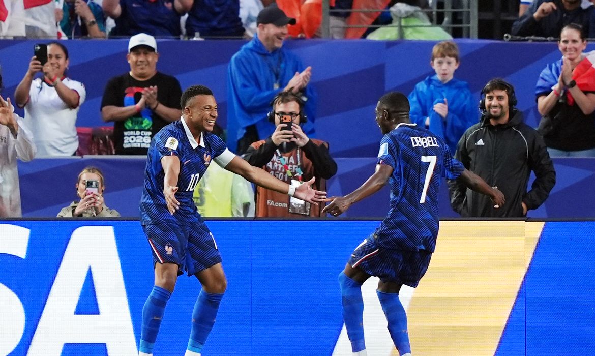 Depois de chuva e pausa, França de Mbappé não dá chances ao Iraque
