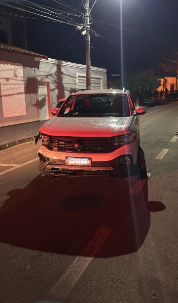 Dirigindo com sinais de embriaguez, mulher bate o carro em três veículos parados em Patrocínio