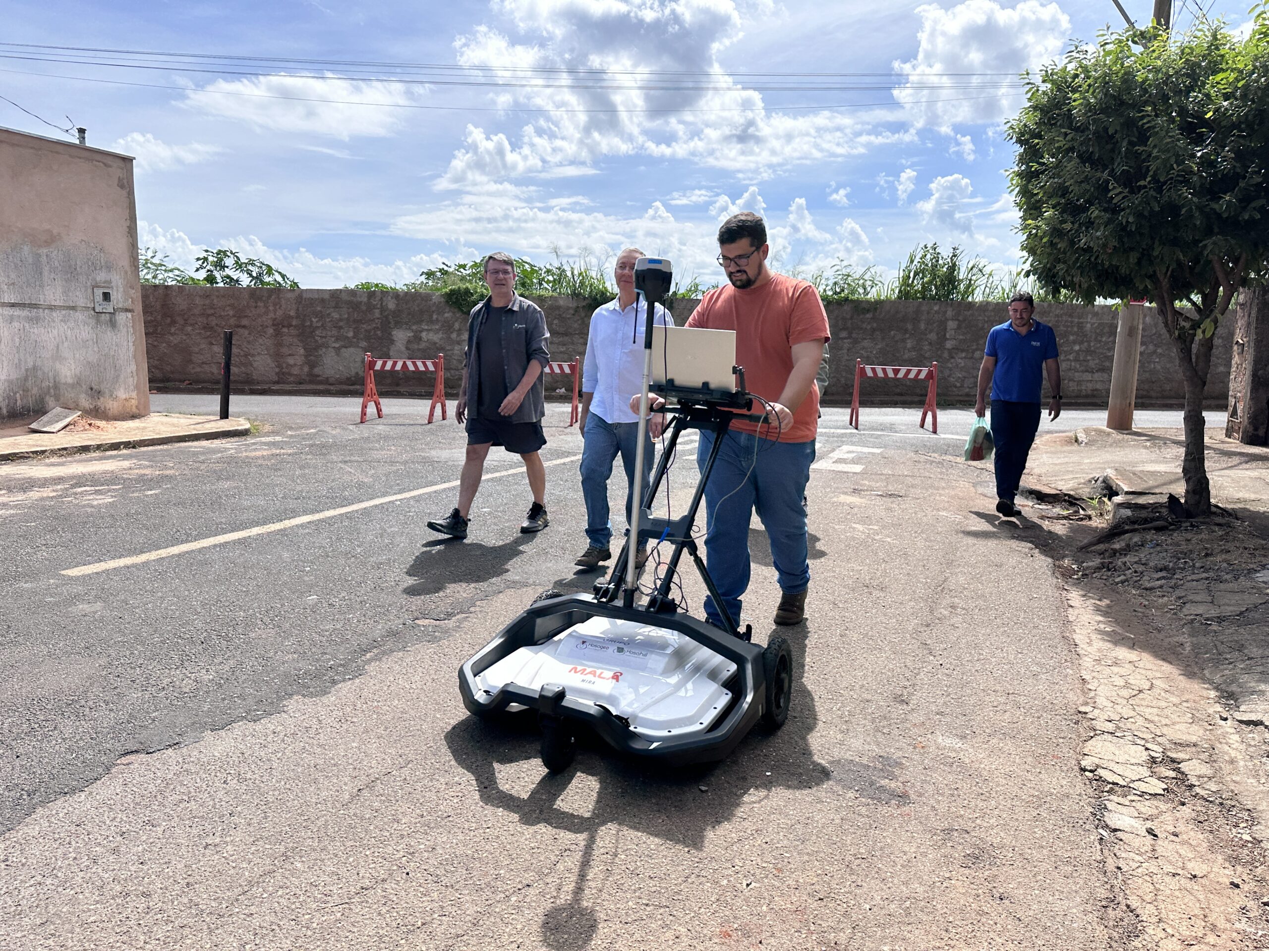 DMAE de Monte Carmelo testa equipamento moderno para detectar ligações de esgoto irregulares