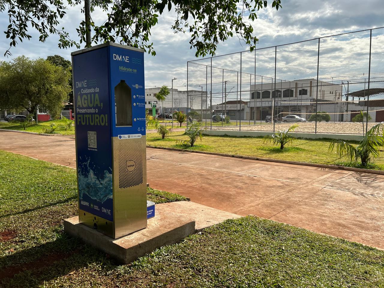 DMAE Monte Carmelo instala moderna estação de hidratação na Praça do Camilão