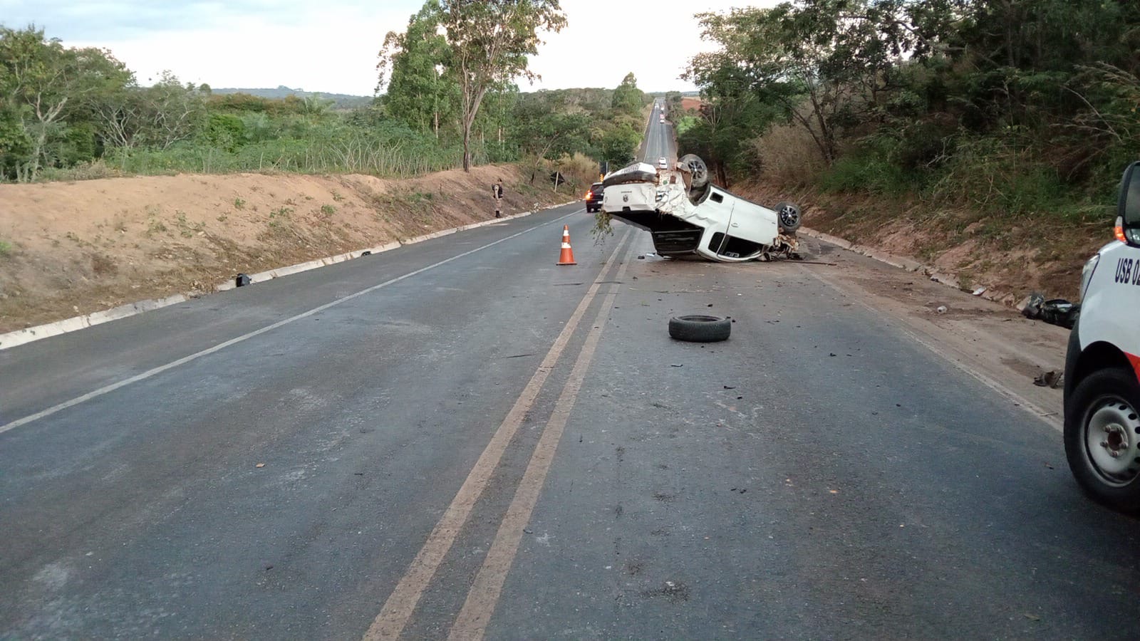 Dois jovens ficam feridos após carro capotar na BR-352, em Carmo do Paranaíba