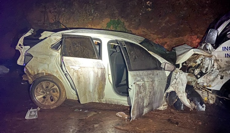 Duas mulheres morrem após carro ser atingido por caminhão e carreta na BR-365