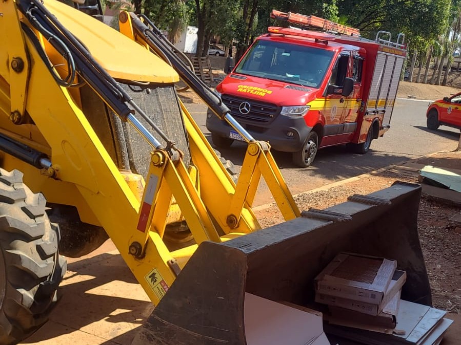 Duas pessoas ficam feridas após serem prensadas por pá carregadeira em Uberlândia