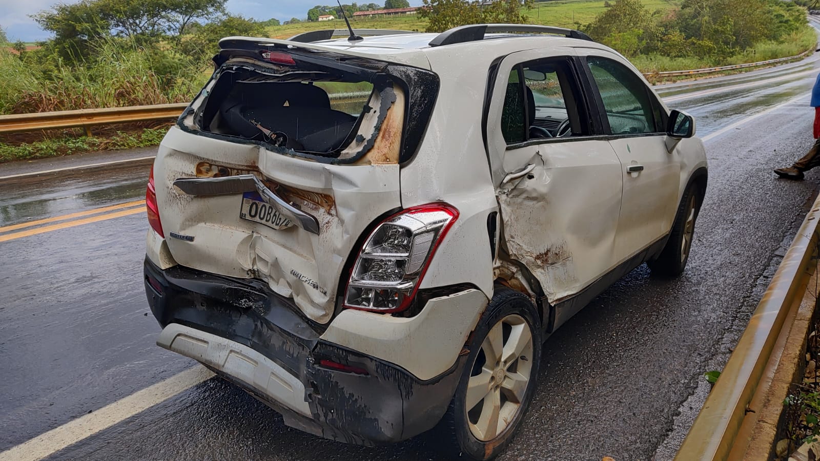 Engavetamento com quatro veículos causa transtornos na BR-352 em Patos de Minas