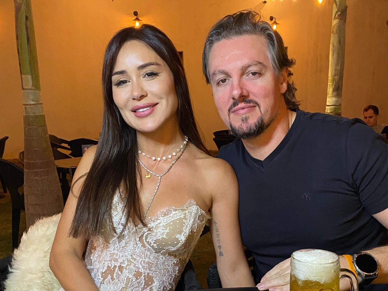 Ex-BBB Lê Santiago visita hamburgueria de Monte Carmelo ao lado do namorado