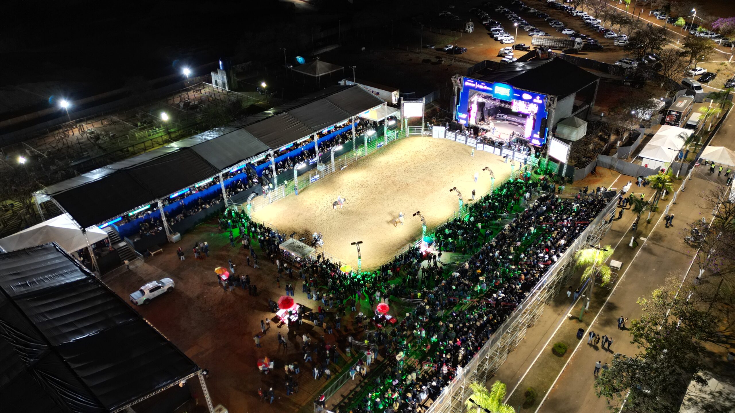 Expomonte tem noite animada com abertura oficial, início do rodeio e show de Fred e Fabrício